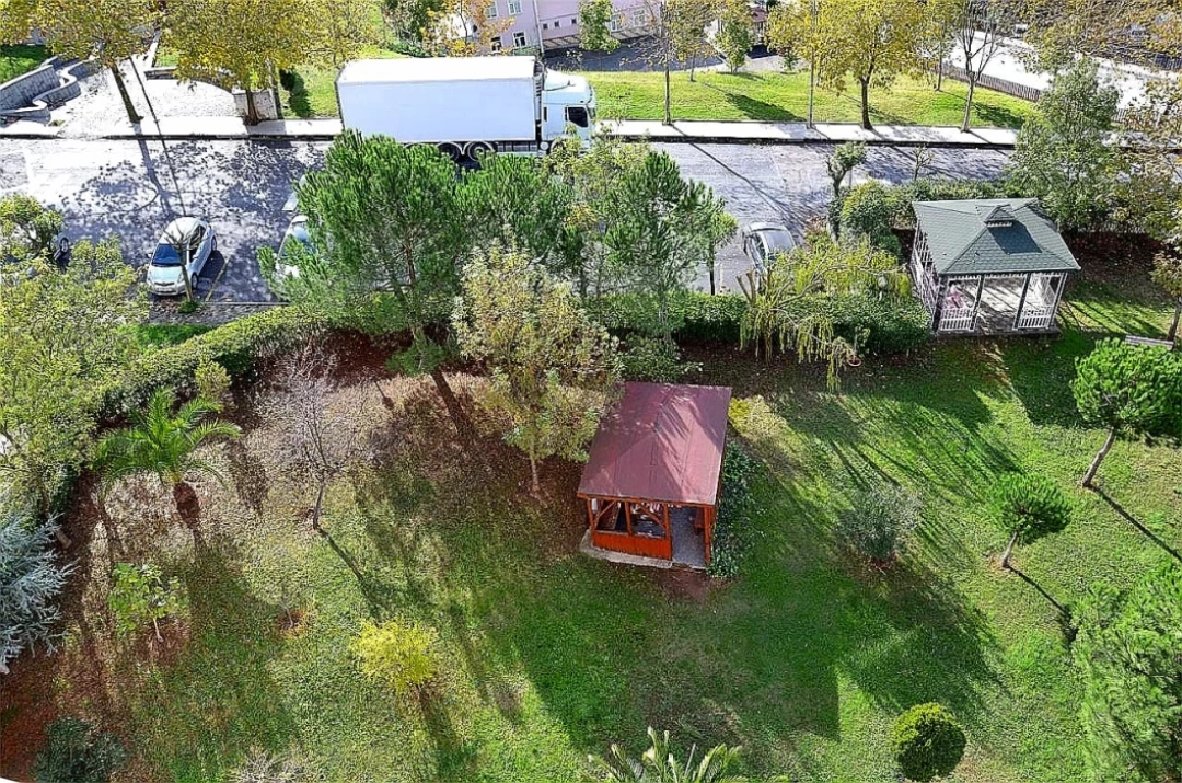 apartman-bahcesinde-kasimda-oglen-vakti / 7926