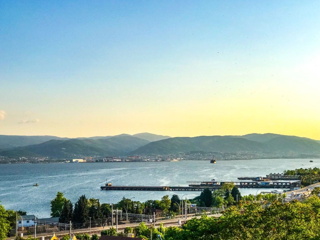 izmit-kocaeli-carsi-kolordu-orduevi-heykel-sekapark-halkevi-deniz-sahil-gokyuzu-sevdamizkocaeli-tranway-tren-gar-liman-marina / 8081