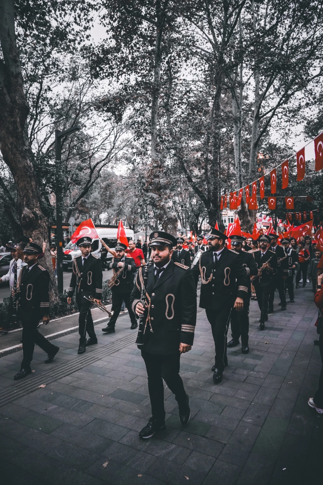 izmit-kocaeli-fethiyecaddesi-halkevi-yuruyusyoli-29ekimcumhuriyetbayrami-100yil / 6897