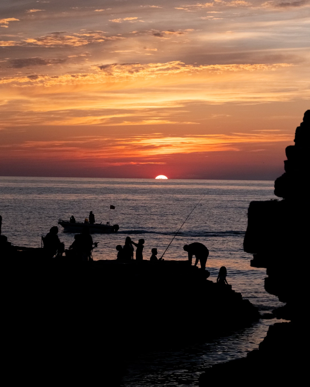 gunbatimi-gunbatimi-balik-balikci-pembekayalara-deniz-izmitmarinabalikciteknesi-tekne-gunes-insanlar-people / 6823