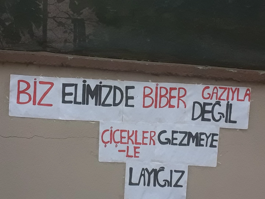 golcukte-duvara-asilan-bir-yazi / 16085